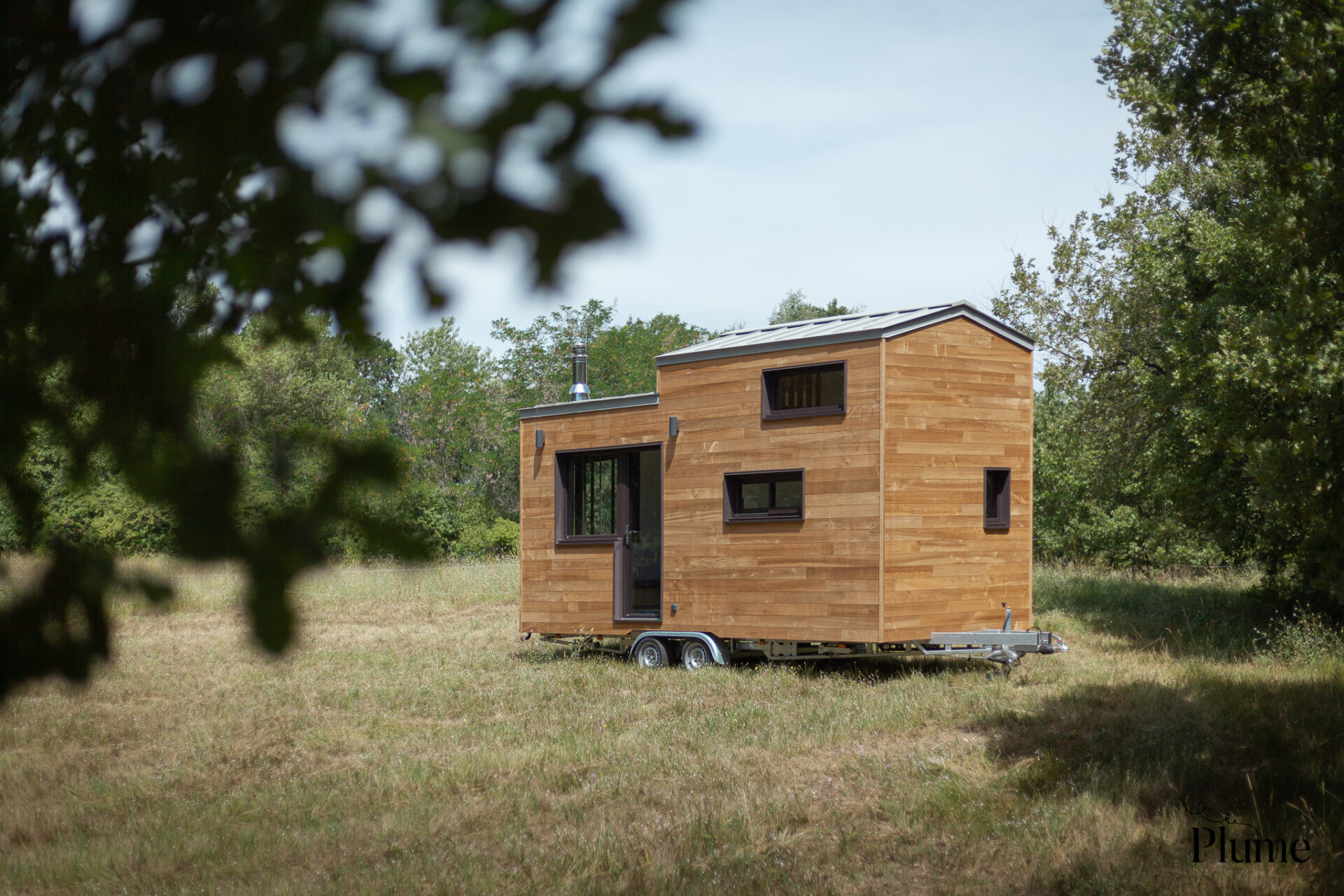 photo d'une tiny house de l'atelier plume dans un champ